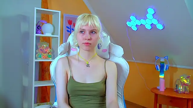 Snapshot of HannahHollis chatting on 3, 6, 2026 HannahHollis online show from 3, 6, 2026