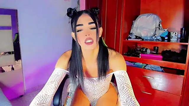 Naomisaenz01 online show from 24, 6, 2026