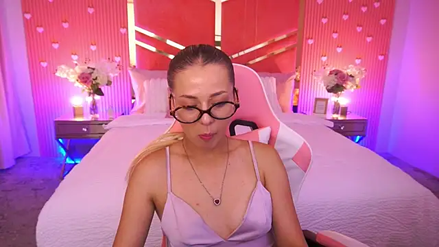 Snapshot of DoveLovee chatting on 23, 6, 2026 DoveLovee online show from 23, 6, 2026