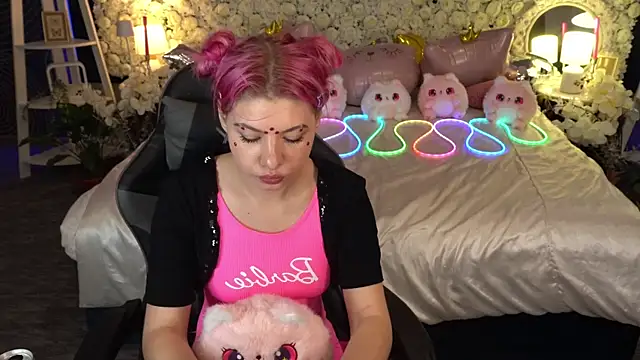 Snapshot of PinkyTrix chatting on 7, 5, 2026 PinkyTrix online show from 7, 5, 2026