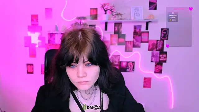 nikki kiss  online show from 23, 4, 2026