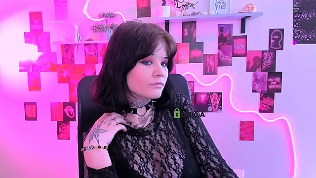 nikki kiss  online show from 3, 5, 2026