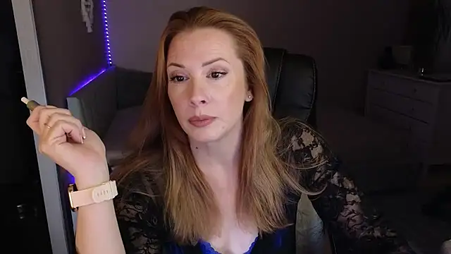 Snapshot of Sharon_Red chatting on 18, 12, 2025 Sharon Red online show from 18, 12, 2025