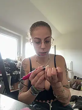 Snapshot of BeatBaddie chatting on 15, 4, 2026 BeatBaddie online show from 15, 4, 2026