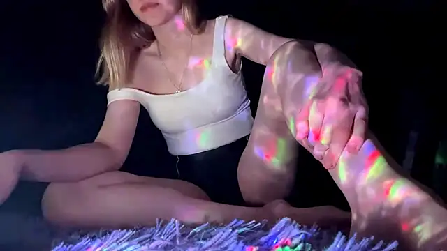 Skinny girl  online show from 16, 4, 2026