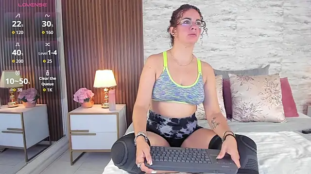 zoehiltonn online show from 9, 5, 2026