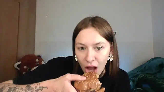 Snapshot of JuicyErika chatting on 3, 5, 2026 JuicyErika online show from 3, 5, 2026