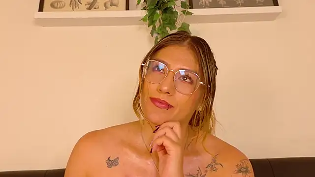 Snapshot of LiaaMoretti__ chatting on 23, 7, 2026 LiaaMoretti online show from 23, 7, 2026