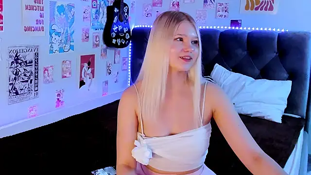 Snapshot of LunariaFox chatting on 8, 5, 2026 LunariaFox online show from 8, 5, 2026