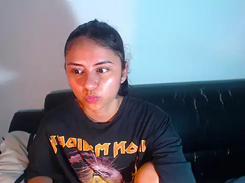 Snapshot of BellaLuxxs chatting on 4, 6, 2026 BellaLuxxs online show from 4, 6, 2026