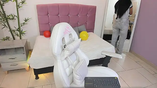 Hinaa XXX online show from 15, 7, 2026