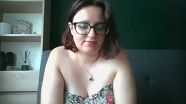 Snapshot of sensual_paris chatting on 4, 8, 2026 sensual paris online show from 4, 8, 2026