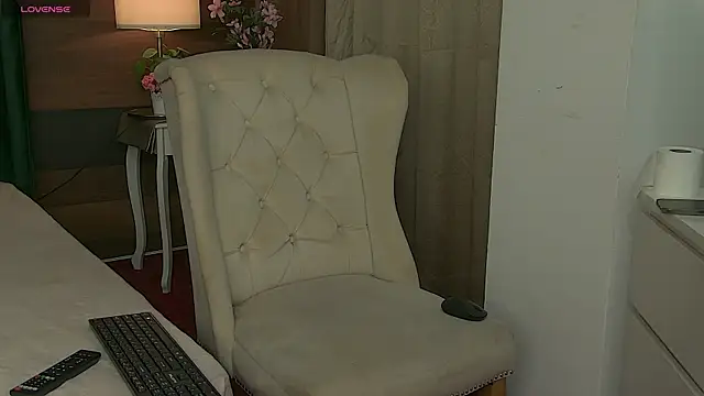 Snapshot of AlyceBeau chatting on 5, 6, 2026 AlyceBeau online show from 5, 6, 2026