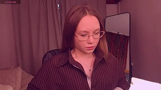 Snapshot of FloraLarsson chatting on 4, 5, 2026 FloraLarsson online show from 4, 5, 2026