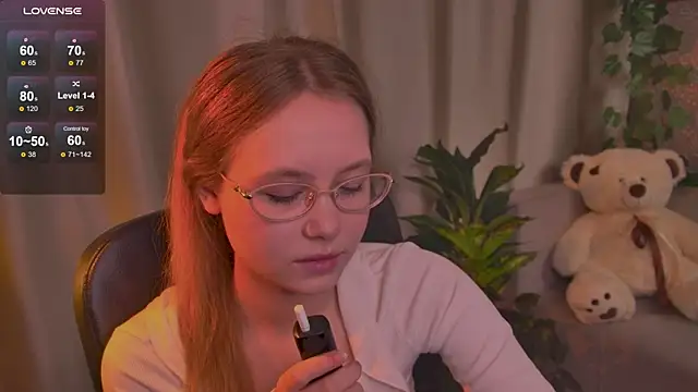 Snapshot of FloraLarsson chatting on 5, 6, 2026 FloraLarsson online show from 5, 6, 2026
