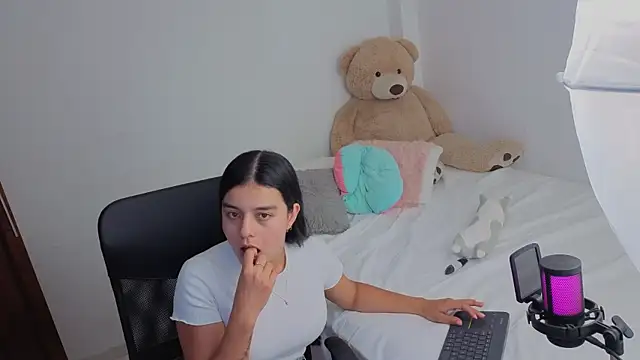 Snapshot of valerihouse_ chatting on 5, 5, 2026 valerihouse online show from 5, 5, 2026