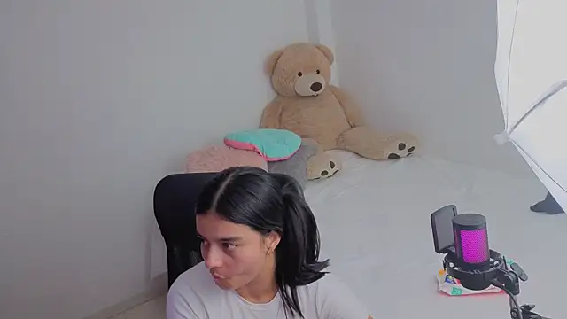 Snapshot of valerihouse_ chatting on 7, 5, 2026 valerihouse online show from 7, 5, 2026