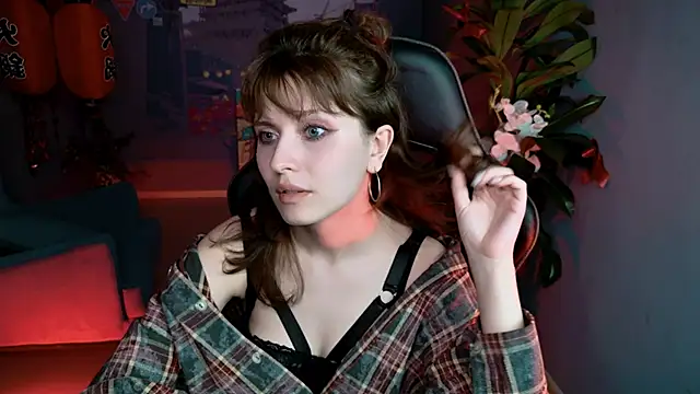 Snapshot of LolaDominara chatting on 7, 5, 2026 LolaDominara online show from 7, 5, 2026