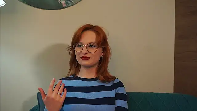 Snapshot of LeisleyMoll chatting on 7, 5, 2026 LeisleyMoll online show from 7, 5, 2026