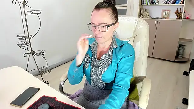 Snapshot of Vika73 chatting on 12, 11, 2025 Vika73 online show from 12, 11, 2025