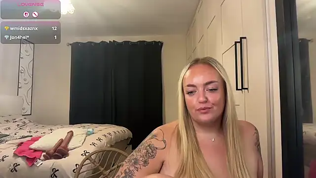 Snapshot of CurvyWetWife chatting on 7, 7, 2026 CurvyWetWife online show from 7, 7, 2026