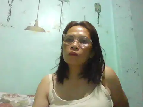 Snapshot of momshe2026 chatting on 6, 6, 2026 momshe2026 online show from 6, 6, 2026