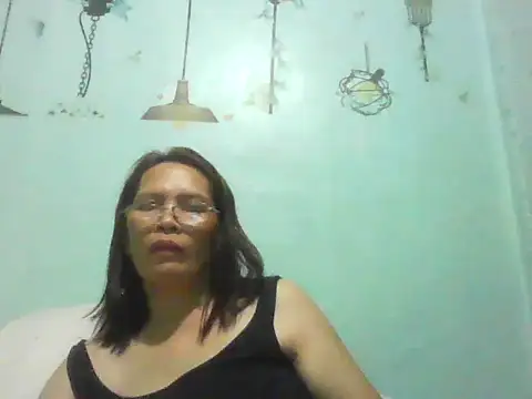 Snapshot of momshe2026 chatting on 8, 6, 2026 momshe2026 online show from 8, 6, 2026