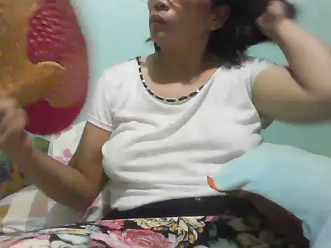 Snapshot of momshe2026 chatting on 1, 7, 2026 momshe2026 online show from 1, 7, 2026
