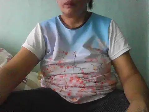 Snapshot of momshe2026 chatting on 3, 7, 2026 momshe2026 online show from 3, 7, 2026