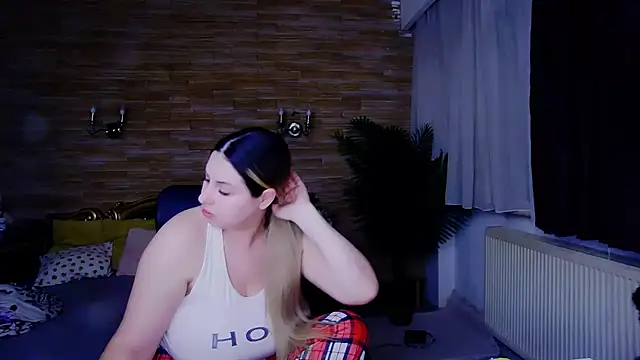 MiraHaze online show from 4, 3, 2025