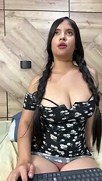Snapshot of Lara_petit chatting on 8, 6, 2026 Lara petit online show from 8, 6, 2026