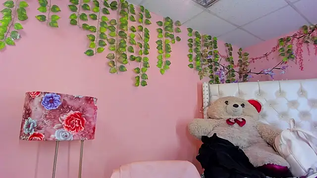 Snapshot of valentinee_xo chatting on 16, 6, 2026 valentinee xo online show from 16, 6, 2026