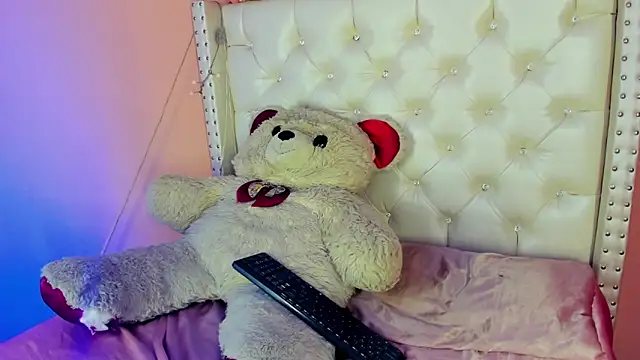 Snapshot of valentinee_xo chatting on 19, 6, 2026 valentinee xo online show from 19, 6, 2026
