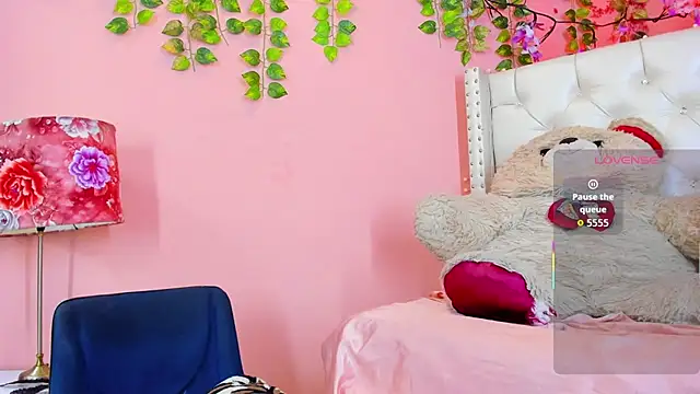 Snapshot of valentinee_xo chatting on 25, 6, 2026 valentinee xo online show from 25, 6, 2026