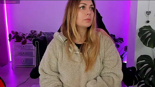 Snapshot of LindaWhite_ chatting on 8, 2, 2025 LindaWhite online show from 8, 2, 2025