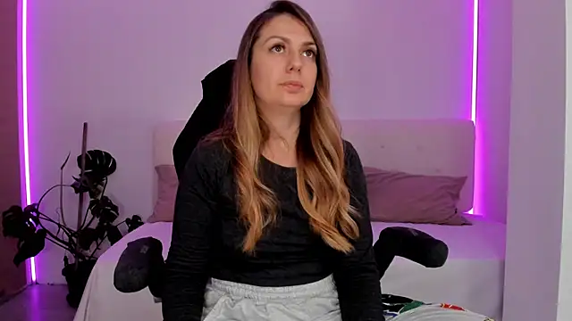 Snapshot of LindaWhite_ chatting on 7, 11, 2025 LindaWhite online show from 7, 11, 2025