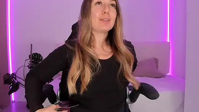 Snapshot of LindaWhite_ chatting on 20, 11, 2025 LindaWhite online show from 20, 11, 2025