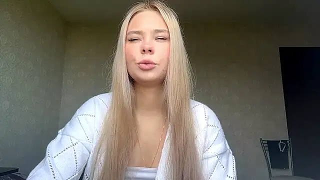 Snapshot of Cary_blonde chatting on 9, 6, 2026 Cary blonde online show from 9, 6, 2026
