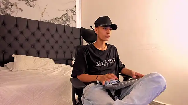 LucasJhonson  online show from 10, 6, 2026