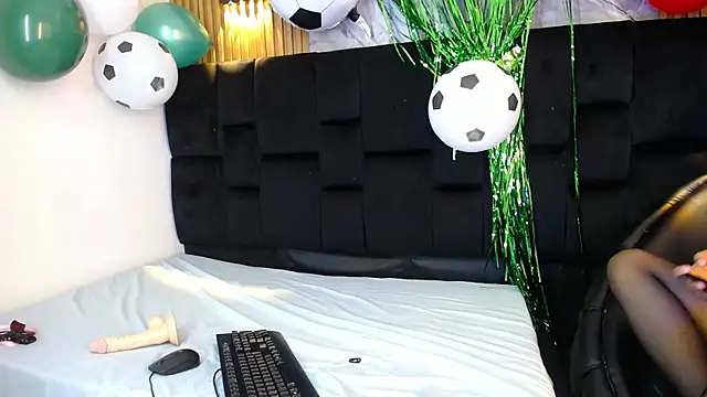 Snapshot of Holly_Watson_ chatting on 20, 6, 2026 Holly Watson online show from 20, 6, 2026
