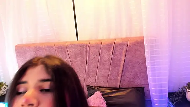Snapshot of Emilie_Jones chatting on 17, 6, 2026 Emilie Jones online show from 17, 6, 2026