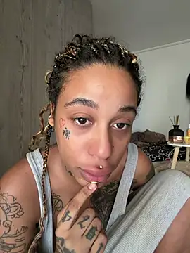 Kira nyxx online show from 3, 7, 2026