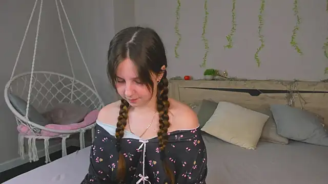 Snapshot of Violeta_Paul chatting on 5, 7, 2026 Violeta Paul online show from 5, 7, 2026
