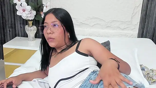 Snapshot of Chloe_dreams4u chatting on 7, 7, 2026 Chloe dreams4u online show from 7, 7, 2026