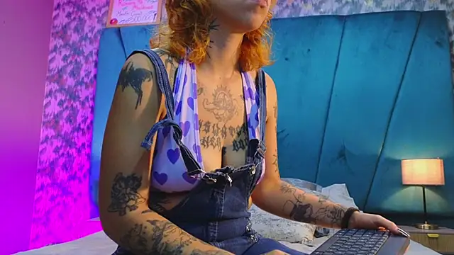 Snapshot of julimonroe_ chatting on 17, 7, 2026 julimonroe online show from 17, 7, 2026
