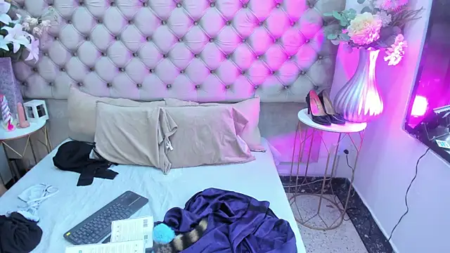 Snapshot of NaomiWhite_ chatting on 6, 7, 2026 NaomiWhite online show from 6, 7, 2026