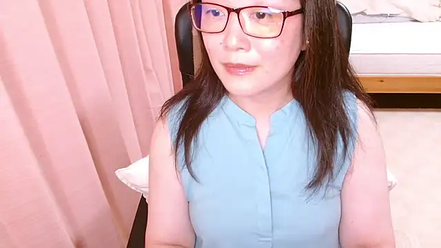 Snapshot of LENA-xo chatting on 10, 7, 2026 LENA-xo online show from 10, 7, 2026