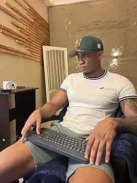 LoganVarela online show from 13, 7, 2026