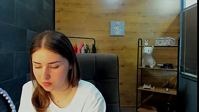 Snapshot of PaulineeJones chatting on 10, 6, 2026 PaulineeJones online show from 10, 6, 2026