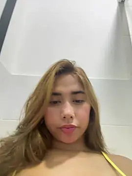 Snapshot of Issie_01 chatting on 5, 7, 2026 Issie 01 online show from 5, 7, 2026
